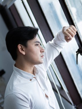 Düşünceli bir an genç adam şehir fotoğrafçılığı ev içi çevre yansıması konsepti