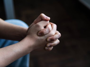 Derin düşüncelere dalmış el hareketi, kapalı mekan yakınlaşması kişisel yansıma kavramı.