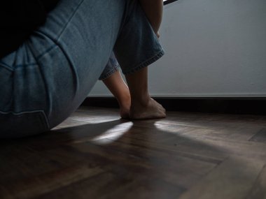 Kapalı alan fotoğrafçılığının yansıtıcı anı. Minimalist ambiyans. Yakın plan kavramsal duygular.