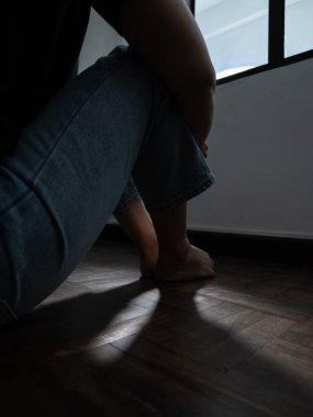Kapalı alanda derin derin düşünme anı duygusal ifade modern çevre düşük açı öz yansıma kavramı