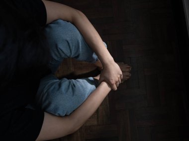 Kapalı alanda derin düşüncelere dalma, portre hazırlama, loş ışıklandırılmış çevre, tepeden tırnağa yalnızlık ve yansıma konsepti.