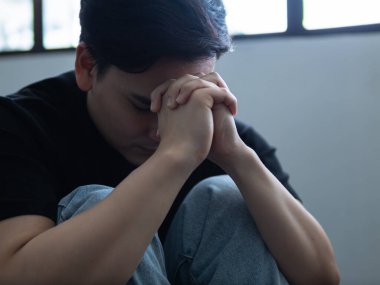 Kapalı alandaki genç bir adamın duygusal yansıması portre hazırlayan düşünceli bir çevre yakından bakış açısı zihinsel sağlık farkındalığı