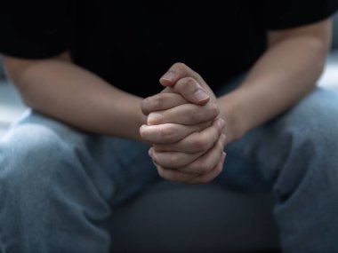 Kapalı elleri olan bir adamın düşünceli eylemi farkındalık kavramı için duygusal ifade odaklı bakış açısı oluşturur.