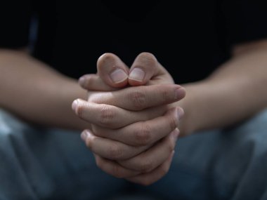 Kapalı alanda derin düşüncelere dalma, insan elini sakinleştirme, çevreye yakın çekim yansıtıcı görüş kavramı.