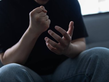 Hayal kırıklığı, kapalı alanda duygularını ifade eden gergin ellerin yakın plan görüntüsünü açığa çıkarır. Kişisel yansıma, bakış açısını etkileyen insan deneyimini ortaya çıkarır.