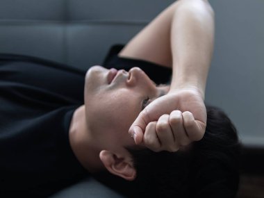 Düşünceli poz veren rahatlatıcı adam modern iç mekan fotoğrafçılığı sakin çevre yakın çekim duygusal yansıma