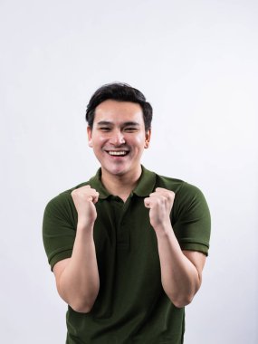 Kutlama sevinç ifadesi kapalı stüdyo fotoğrafçılığı nötr arka plan yakın çekim pozitif titreşimler