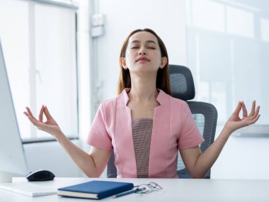 Farkındalık meditasyonu ofis alanı fotoğrafı sakin çevre yakın çekim stres rahatlama kavramı