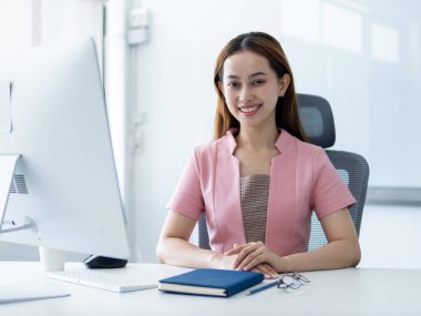 Masa başı modern ofis portresi üzerinde çalışan profesyonel kadın. Parlak çevre, kendine güvenen bakış açısı güçlendirme kavramı.