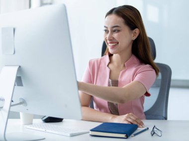 Bilgisayar ofisinde çalışan profesyonel kadın dijital etkileşim modern çevre bakış açısı üretkenlik kavramını harekete geçiriyor