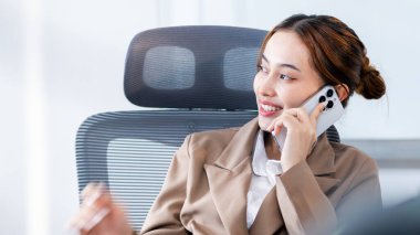 İş iletişimi ofisi görüntüsü modern çalışma alanı profesyonellik görüşü