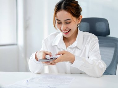 Heyecan verici iş görüşmesi ofis alanı dijital etkileşim modern çevre bakış açısıyla profesyonel bağlantıyı tetikliyor