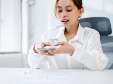 Akıllı telefon, modern ofis işleri ile ilgilenen iş kadını. Parlak çevre, yakın çekim teknolojisi kavramı.