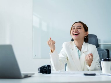 Başarının sevinçli kutlaması modern ofis portresi parlak çevre yakın çekim motivasyonu