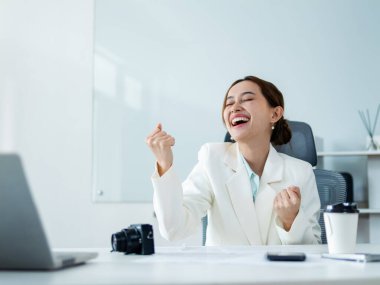 Kutlama anı ofis imajı modern çalışma alanı yakın çekim başarısı ve başarı