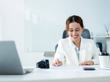 İş görüşmesi ofisi dijital içeriği ayarlıyor modern çalışma alanı bakış açısını profesyonelliğe bağlıyor