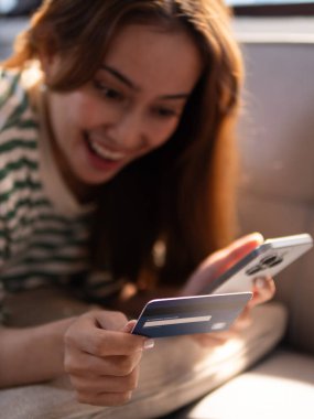 Heyecanlı alışveriş merkezi mobil ödeme konforlu çevre yakın görünüm e-ticaret deneyimi