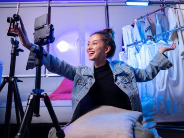 Canlı yayın, ev yapımı video içeriği kapalı alan ayarları modern teknolojiyi cezbediyor.