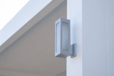 Modern tasarımı aydınlatan açık hava duvar feneri çağdaş ev mimarisi parlak yakın plan minimalist konsept.