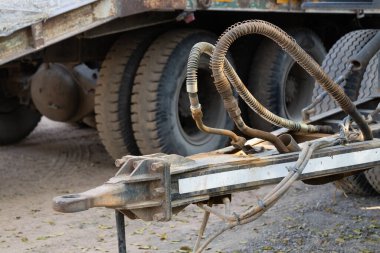 Kamyon teçhizatı atölyesi teçhizatında bakım çalışması Endüstriyel çevre detaylı bakış açısı mekaniği genel görünümü