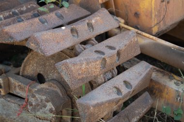 Ağır makineler inşaat sahasında endüstriyel çevreye yakın metal aşınma ve yırtık