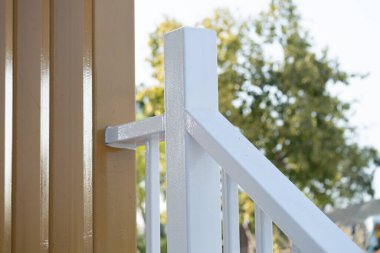 Modern merdiven tasarımı açık hava mimari detay kentsel çevre yakın çekim görünümü çağdaş estetik