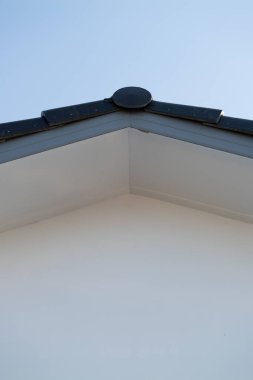 Mimari detay konut çatısı köşe şehir çevresi yüksek açı minimalist tasarım