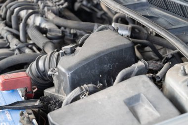 Motor bakım süreci otomotiv atölyesi teknik rehber kapalı çevre yakın görüş mekanik içgörüler