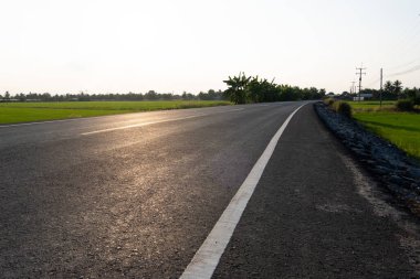 Eğri bir yolun fotoğrafçılığı kırsal arazi yolu sabahın erken saatlerinde geniş açı yolculuk kavramı