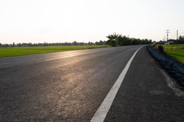 Manzaralı yol yolculuğu kırsal manzara fotoğrafçılığı güneşli alanlar huzur dolu seyahat deneyimleri