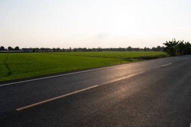 Sakin günbatımı kırsal manzara fotoğrafçılığını yürütüyor açık araziler geniş açı doğa güzelliği