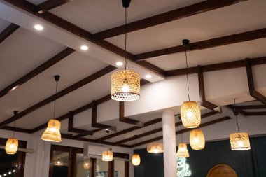 Zarif ışıklandırma tasarımı rahat kafeterya iç görüntü sıcak atmosfer-göz-düzeyi ambiyans oluşturma