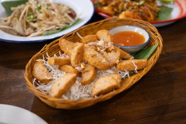 Çıtır çıtır atıştırmalıklar, sokak yemekleri, yemek tabakları yakın plan yemek deneyimi.