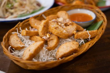 Kızarmış balık köftesi Tayland restoranı yemek fotoğrafçılığı kapalı mekan manzarası mutfak sanatı.