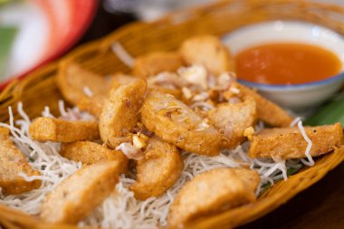 Kızarmış balık keki, restoran yemek tabağı, kapalı mekan fotoğrafçılık, yakın plan mutfak zevki.