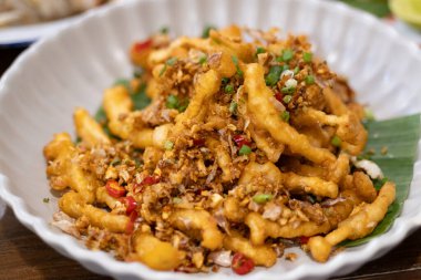 Kızarmış şehriye, yerel market yiyecek fotoğrafçılığı, canlı, yakın plan mutfak lezzetleri.