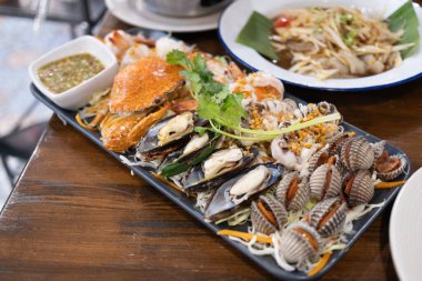 Deniz ürünleri ziyafeti, kıyı lokantası sunumu, canlı yemekler, yakın plan yemekler.