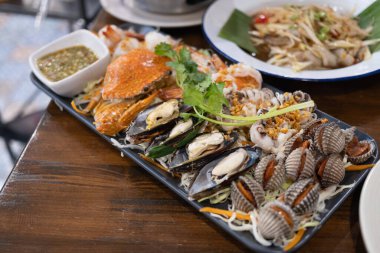 Deniz ürünleri ziyafeti. Lokanta yemekleri. Kapalı mekan yemekleri.