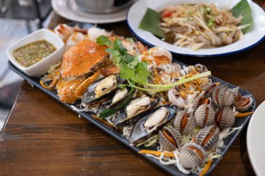 Deniz ürünleri ziyafeti, yerel pazar yiyecek fotoğrafçılığı, kentsel mutfak deneyimi.