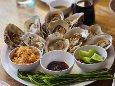 Bir tabak deniz ürünleri restoranında istiridye. Mutfak sanatı. Kapalı alanda akşam yemeği.