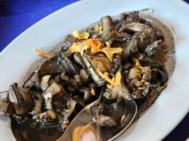 Yerel leziz mürekkep balığı mürekkebi tabağı kıyı lokantasının tadını çıkarıyorum. Yemek pişirme deneyimi. Modern yakın plan gastronomik macera.