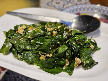 Sağlıklı ıspanak salatası yemek fotoğrafçılığı kapalı mekanda yemek pişirme deneyimi