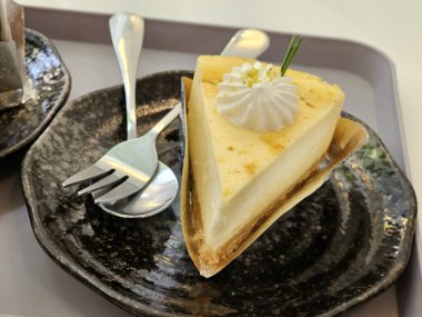 Lezzetli tatlı dilimli kafe yemek fotoğrafçılığı, aydınlık ortam yakın çekim mutfak zevki.