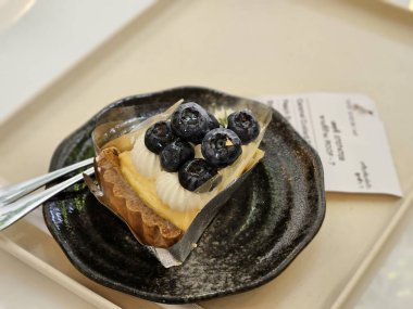 Lezzetli yabanmersinli tart kafeteryası. Yemek fotoğrafçılığı. Doğal ışıklandırma, yakın çekim mutfak sanatı.