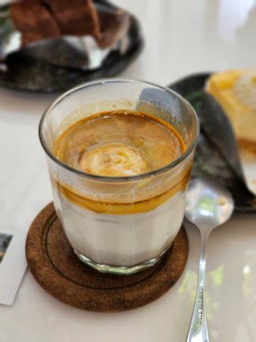 Lezzetli dalgona kahve hazırlama içeceği sunumu modern çevre yakın çekim mutfak deneyimi