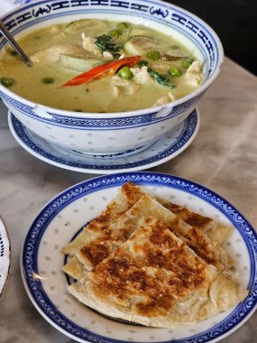 Yeşil köri ve roti thai mutfağı. Yemek fotoğrafçılığı. Kapalı alanda yakın plan mutfak sanatı.