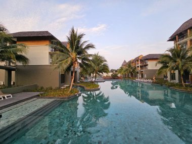 Lüks bir havuzda rahatça yüzmek tropikal hedef fotoğrafçılığı sakin estetik manzaralı tatil atmosferleri ayarlamak