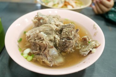 Aromatik et çorbasının, sokak pazarının, yemek zevkinin, şehrin, yakın plan konfor yiyecek deneyiminin tadını çıkarıyorum.