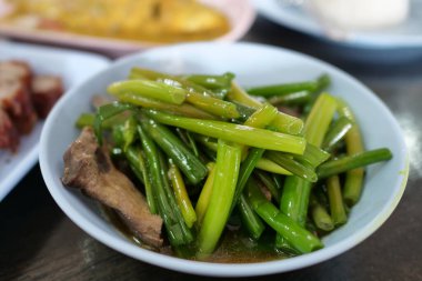 Sade yeşil soğan tabağı yerel aşçılık fotoğrafçılığı kapalı alan görüşü sağlıklı yeme kavramı