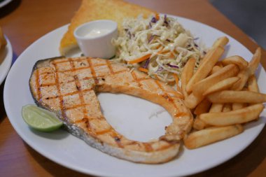 Izgara somon balığı, sahil lokantası, yemek tabağı, yakın plan yemek manzarası.